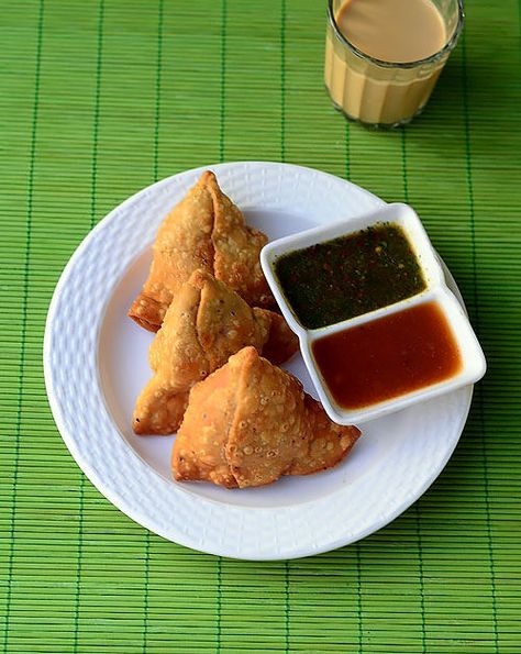 Samosa recipe Sudanese Food, Veg Samosa, Punjabi Samosa, Starter Ideas, Meals Chicken, Sunrise Coffee, Samosa Recipe, North Indian Recipes, Indian Kitchen