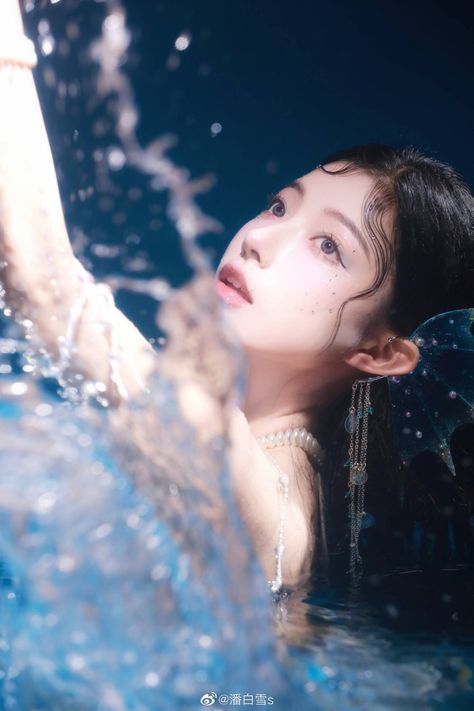 Photo Water, Debut Photoshoot, Chinese Aesthetic, Water Aesthetic, Mermaid Aesthetic, Photoshoot Concept, 영감을 주는 캐릭터, Pose Reference Photo, Pretty Selfies