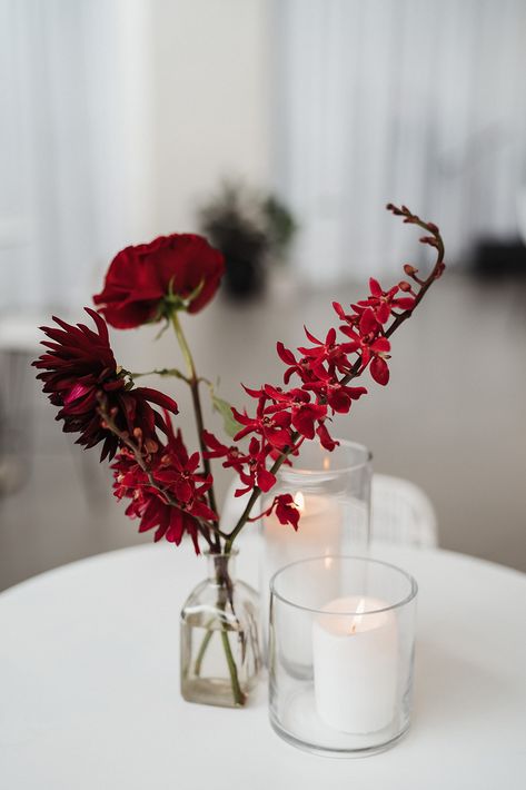 Deep Red Floral Arrangements, Red Floral Arrangements Modern, Red Wedding Bouquet Ideas, Bud Arrangements, Red Wedding Flowers Centerpieces, Wedding Decor Burgundy, Red Wedding Bouquet, Red Flower Arrangements, Bud Vases Arrangements