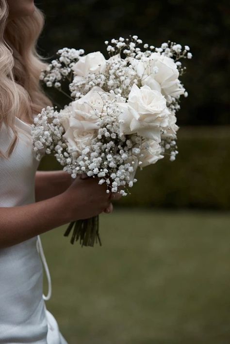 Aisle Decor For Outdoor Wedding, Bridesmaid Bouquet Gypsophila, Bridal Bouquet Gypsophila, Minimal White Bridesmaid Bouquet, Formal Wedding Flower Arrangements, White Rose Gypsophila Bouquet, White Wedding Flower Bouquets, White Flowers Bridesmaids, White Simple Wedding Decor