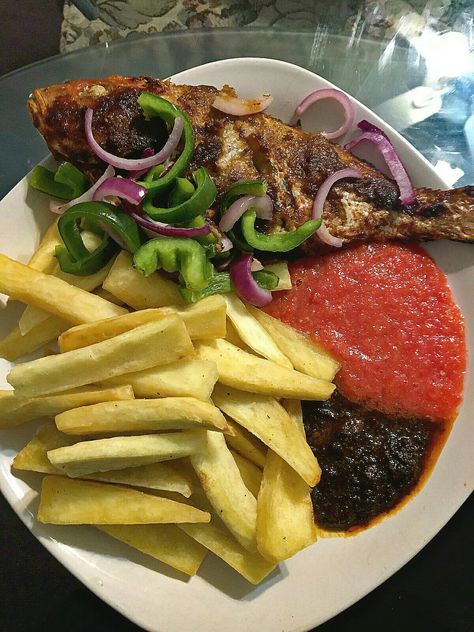 Togolese Food, Fried Yam, Whole Fish Recipes, Nigeria Food, Ghana Food, Ghanaian Food, African Recipes Nigerian Food, African Dishes, West African Food