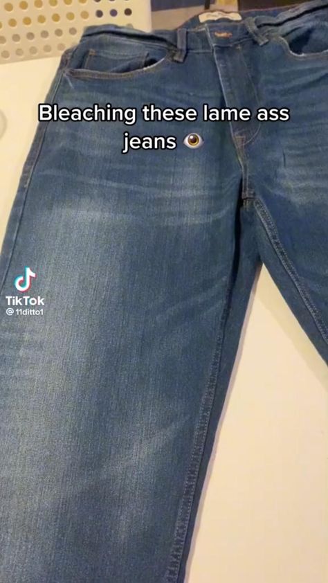 Follow for more! Credits to the owner of this video Custom Jeans Diy, Bleaching Clothes, Easy Diy Clothes, Painted Clothes Diy, Bleached Jeans, Upcycle Clothes Diy, Diy Clothes Design, Custom Jeans, Diy Fashion Clothing