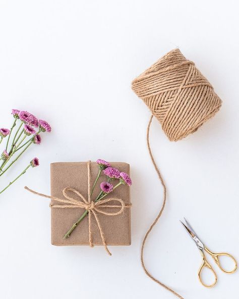 Natural Gift Wrapping, Cute Gift Wrapping Ideas, Eco Gift Wrapping, Christmas Ideas For Boyfriend, Sustainable Gift Wrap, Eco Friendly Gift Wrapping, Gift Wrapping Techniques, Gift Wrapping Inspiration, Handmade Packaging