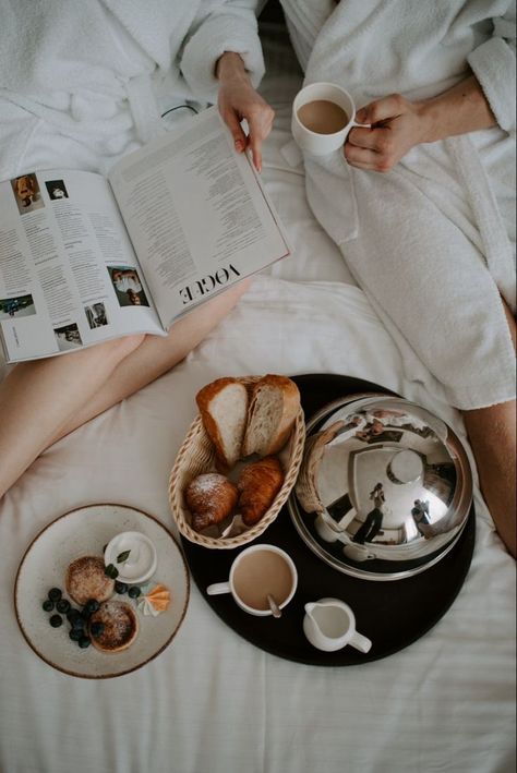 Cozy Hotel Aesthetic, Couple Making Breakfast, Villa Photoshoot Ideas, Hotel Shoot Ideas, Hotel Photo Ideas, Brunch In Bed, Hotel Photoshoot Ideas, Hotel Room Photoshoot, Hotel Content