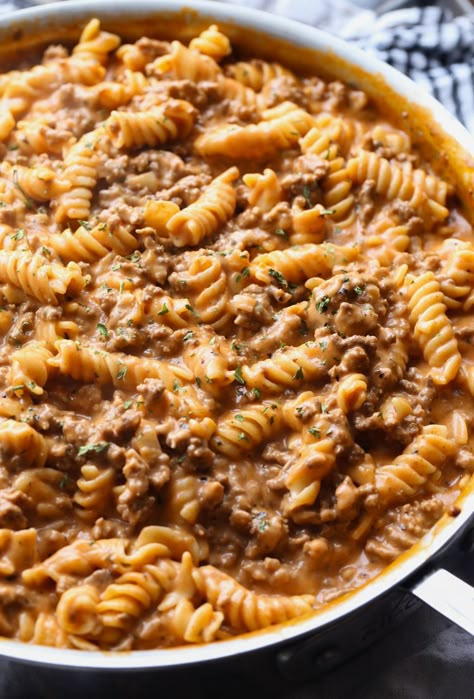 Creamy Beef Pasta is an easy pasta recipe made in 30 minutes and loaded with flavor! Your whole family will love this quick, cheesy, pasta dish. Creamy Beef Pasta, Italian Seasoning Recipe, Beef Pasta Recipes, Cookies And Cups, Favorite Pasta Recipes, Butter Pasta, Beef Pasta, Easy Pasta Dishes, Salad Pasta