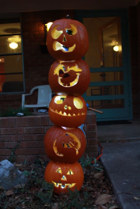 Pumpkin totem pole Small Pumpkin Carving, Small Pumpkin Carving Ideas, Pumpkin Carving Knife, Unique Halloween Decorations, Large Pumpkins, Tall Pumpkin Carving, Wrapped Lights, Train Pumpkin Carving, Train Pumpkin