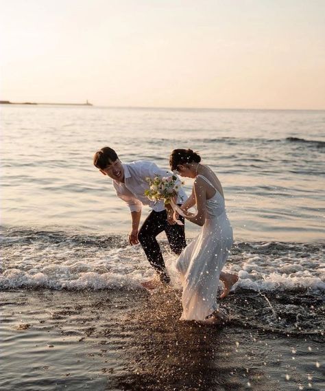 Pre Wedding Photoshoot Beach, Jungle Aesthetic, Vintage Retro Aesthetic, Wedding Korea, Aesthetic Edgy, Aesthetic Artsy, Nature Aesthetics, Korean Wedding Photography, Pre Wedding Photoshoot Outfit