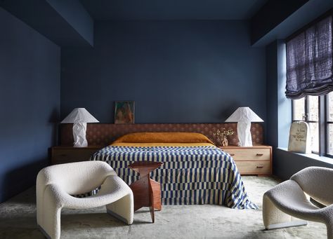 est-living-soho-townhouse-studio-giancarlo-valle-5 Nyc Townhouse, Townhouse Designs, How To Dress A Bed, Vogue Living, Dreamy Bedrooms, Living And Dining Room, Blue Walls, Home Decor Trends, Custom Bed