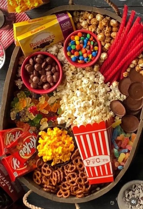 Charcuterie Board Ideas Movie Night, Charcuterie Board Party Theme, Movie Night Charcuterie Board, Movie Night Snack Board, Family Movie Night Snacks, Sleepover Snacks, Dessert Charcuterie, Board Night, Charcuterie Ideas