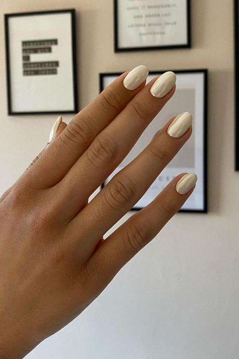 Indulge in Sweet Elegance: Embrace your icy side with these deliciously charming short, round vanilla chrome nails - the perfect choice for all the ice cream queens out there. // Photo Credit: Instagram @elenmarnails Almond Shape White Chrome Nails, White Crome Nails Almond Short, Vanilla Nails Chrome, French Vanilla Chrome Nails, Vanilla Chrome Nails Short, Cream Nails With Chrome, Short Round White Chrome Nails, Cream Crome Nails, Chrome Cream Nails