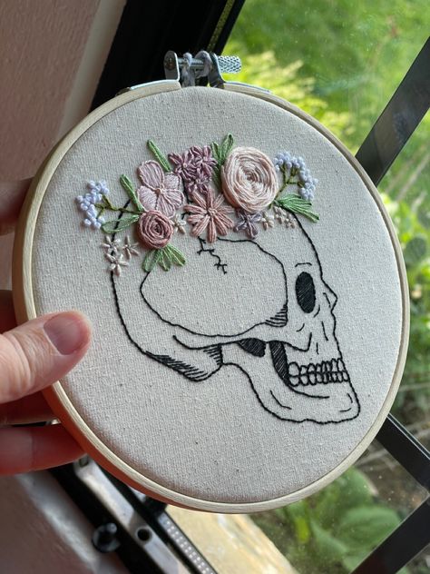 Skull Flower Embroidery, Skull Hand Embroidery, Skull Embroidery Designs, Flower Crown Embroidery, Skull Embroidery Pattern, Skull With Flower Crown, Embroidery Skull, Cute Embroidery Patterns, October Flowers