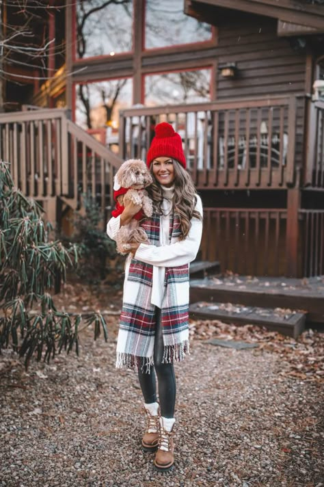 Christmas Plaid Plaid Christmas Outfit, Christmas Outfit Ideas For Women Classy, Cabin Outfit, Caitlin Covington, Southern Curls And Pearls, Thanksgiving Outfit Ideas, Trendy Christmas Outfits, Red Beanie, Christmas Outfit Ideas