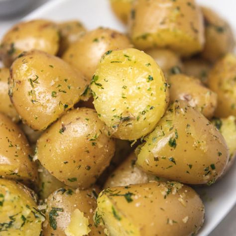 Buttery Boiled Potatoes Recipe with Fresh Herbs - The Dinner Bite Small Potatoes Recipe Stove, Butter Potatoes Boiled, Boiled Baby Potato Recipes, Boiled Potato Recipes, Red Potatoes Recipes, Boiled Potatoes Recipe, Gold Potato Recipes, Baby Potato Recipes, Buttery Potatoes