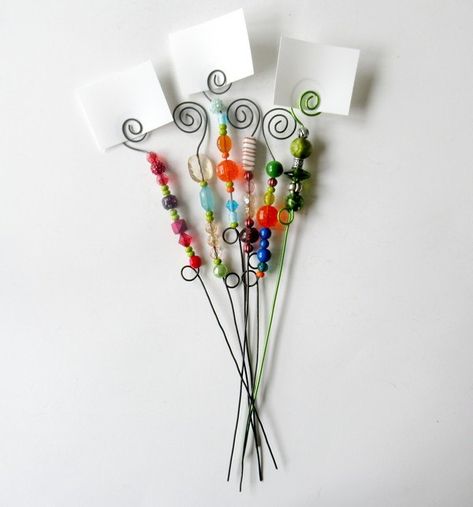 Garden Bead Sticks, Plant Stakes Diy How To Make, How To Make Fairy Garden Stakes, Bead Garden Stakes Diy, Outdoor Bead Crafts, How To Make Beaded Garden Stakes, Plant Stakes Decorative Diy, Diy Plant Picks, Flower Stakes Diy