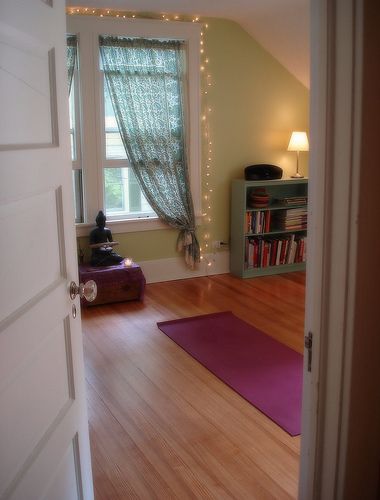 Until I find furniture for the guest bedroom/office, it will be my yoga room/office Yoga Room by beauty that moves, via Flickr Meditation Room Inspiration, Sala Zen, Yoga Studio Design Ideas, Office Yoga Room, Yoga Meditation Space, Yoga Room Design, Home Yoga Room, Yoga Meditation Room, Guest Bedroom/office