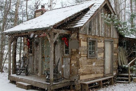 Old Log Cabin, Log Cabin Christmas, Old Cabins, Little Cabin In The Woods, Rustic Log Cabin, Snow Falling, Cabin Christmas, Tiny Cabins, Tiny Cottage