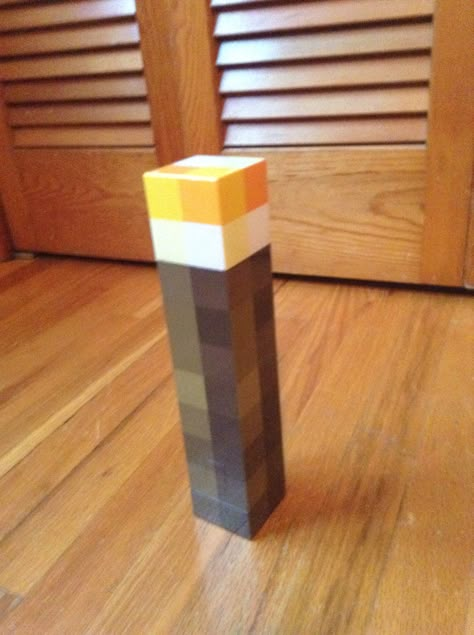 Minecraft Torch Diy, Minecraft Lamp Ideas, Minecraft Torch, Diy Minecraft Decorations, Torches Diy, Minecraft Diy Crafts, Minecraft Templates, Minecraft Diy, Hot Glue Art