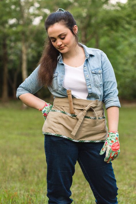 DIY Garden Apron Diy Beach Bag, Circle Skirt Tutorial, Basket Makeover, Thrift Store Upcycle, Garden Apron, Diy Crop Top, Thrift Store Makeover, Green Plaid Shirt, Diy Pillow Covers