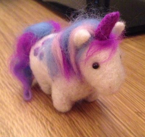 Needle felt Unicorn Needle Felt Unicorn, Needle Felting Christmas, Felting Christmas, Unicorn Rainbow Party, Needle Felt Art, Unicorn Plushies, Felted Balls, Felting Crafts, Sew Felt