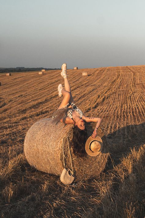 Haystack Photoshoot, Hay Photoshoot Picture Ideas, Hay Bale Photo Shoot, Hay Bales Photoshoot, Haybale Photoshoot, Straw Bales Photoshoot, Senior Photos Hay Bales, Hay Bale Photoshoot, Farm Photoshoot Ideas