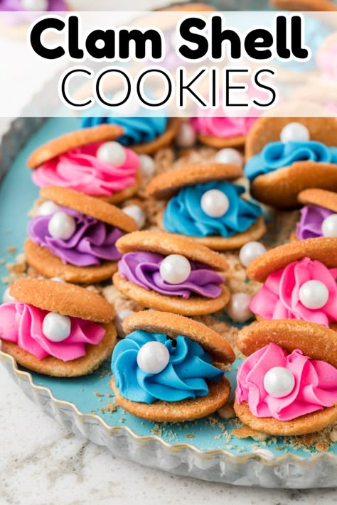 Cookies with pink and blue frosting. Spongebob Sleepover, Ocean Treats, Clam Cookies, Clam Shell Cookies, Shell Cookies, Festive Snacks, Bake Ideas, Disney Night, Rustic Recipes