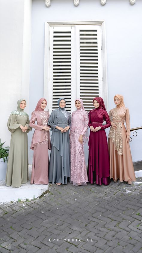 Braidsmaid Hijab Style, Dress Wisuda, Hijab Kondangan, Outfit Ideas Muslim, Bridesmaid Poses, Dress Muslimah, Bridesmaid Satin, Modern Bridesmaid, Ga Ada