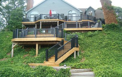 Gorgeous multilevel deck. Hillside Deck, Backyard Deck Ideas, Deck Design Ideas, Multi Level Deck, Laying Decking, Sloped Yard, Sloped Backyard, Deck Porch, Hillside Landscaping