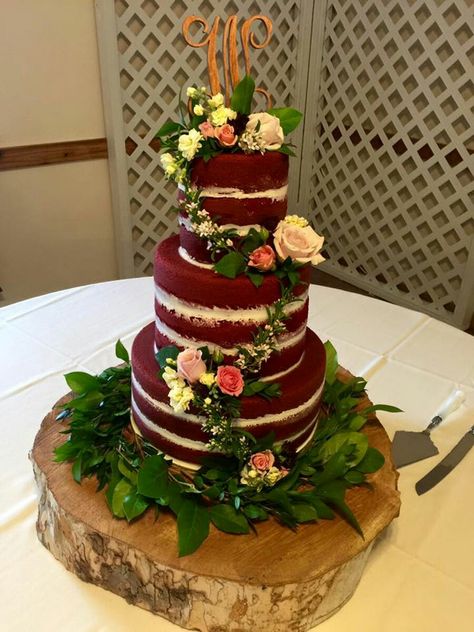 Sage Green And Burgundy Wedding Cake, Green And Red Wedding Cake, Green And Red Cake, Wedding Cake With Red Roses And Gold, 2 Tier Wedding Cake Burgundy Flowers, Red Velvet Wedding Cake 2 Tier, Royal Blue Wedding Cakes, Red Velvet Wedding, Red Velvet Wedding Cake