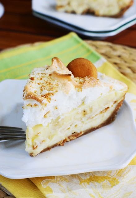 Banana Pudding Pie ~ all the creamy comfort of banana pudding, in a fun scratch-made PIE!    www.thekitchenismyplayground.com Banana Pudding Pie, Banana Pudding Pies, The Kitchen Is My Playground, Southern Banana Pudding, Cooks Country, Pudding Pie, Pie Pops, Comfort Desserts, Pudding Pies