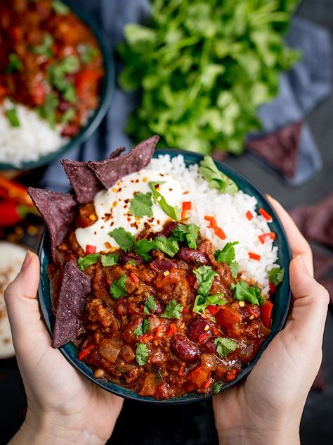 The best beef chilli con carne recipe in the world! We always have this on recipe rotation at home. #chilliconcarne #chiliconcarne #beefchilli #beefchili #bestchilli #mexican #comfortfood #bestdinner #mincedbeef #groundbeef via @kitchensanc2ary Beef Chilli, Chilli Con Carne Recipe, Carne Recipe, Con Carne Recipe, Chilli Recipes, Sweet Chilli, Pork Belly, Tex Mex, Pita