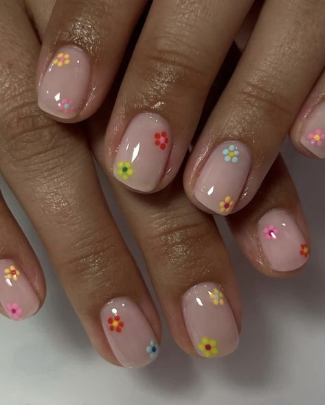 Nail Art Short Nails Flowers, Small Flowers Nail Art, Cute Biab Nails Short, Easy Biab Nail Designs, Ultra Short Nails, Mini Nail Art, Nail Art On Natural Nails Short, Hot Pink Short Nail Designs, Easy Dot Nail Art