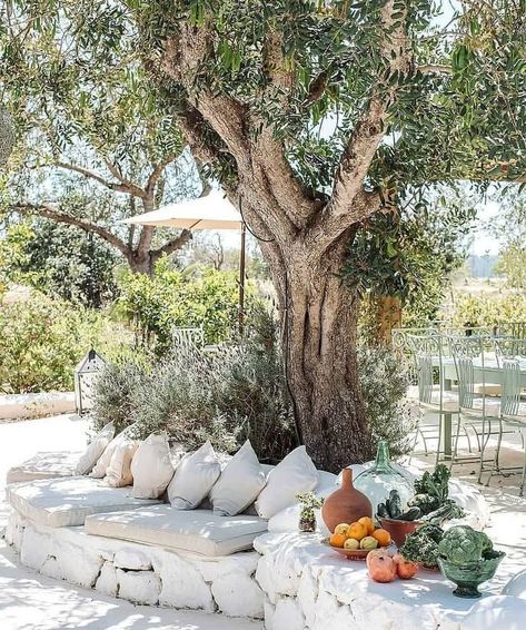 Mediterranean Outdoor Living Spaces, Portugese Garden, Mediterranean Courtyard Ideas, Greek Garden Ideas, Italian Backyard Ideas, Mediterranean Garden Courtyard, Mediterranean Backyard Ideas, Italian Garden Ideas, Italian Backyard