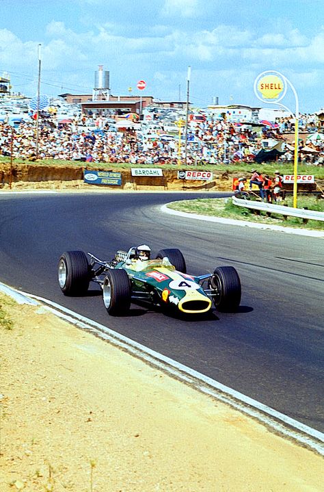 SA68 ~ This is New Year's Day, 1968, in Kyalami, South Africa, and Jimmy Clark is on his way to scoring his 25th and final Formula 1 win. And see those folk in the background? Despite January 1st being an odd day of the year for a race by current standards, we're pretty sure not one of those people is thinking about football or rugby or cricket. A race fan is a race fan 24/7/365. (Image and comments from Robin Miller's mailbag at Racer.com) Lotus 49, F1 Retro, F1 Legends, Formula Car, Jim Clark, Lotus F1, Classic Race Cars, Grand Prix Racing, Lotus Car