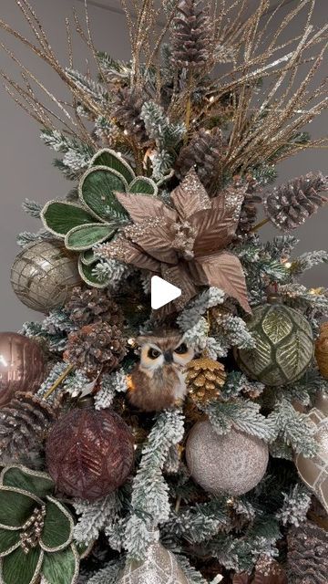 Forest Animals Christmas Tree, Flocked Tree With Green Decor, Wildlife Christmas Tree Ideas, Christmas Decorations With Pinecones, Christmas Woodland Theme, White Burlap Christmas Tree, Woodland Christmas Decor Ideas, Woodland Theme Christmas Tree, Woodland Christmas Tree Ideas