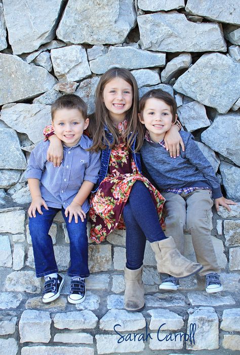 Fall sibling poses - three siblings - 3 siblings photos 3 Kid Poses Sibling Pics, Fun Sibling Photoshoot Ideas, Sibling Christmas Photography, 3 Siblings Photography, 3 Siblings Photography Poses, Kid Picture Poses, Siblings Shoot, Sibling Shoot, Kid Reference