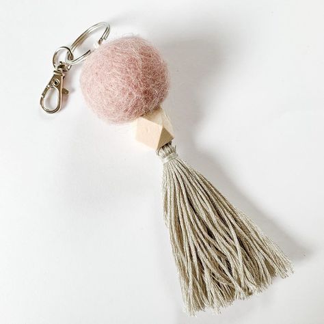 Felt Essential Oil Diffuser Diy, Felt Ball Crafts, Diy Essential Oil Diffuser, Diffuser Diy, Felt Wool Ball, Car Diffuser Essential Oils, Wood Beads Diy, Diy Air Freshener, Sustainable Christmas