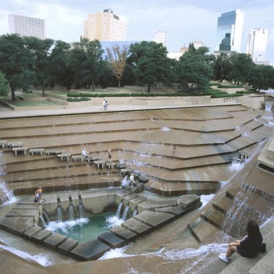 Fort Worth Water Gardens, Downtown Fort Worth, Texas Garden, Water Architecture, Taman Air, Philip Johnson, Fountain Design, Texas Gardening, Water Gardens