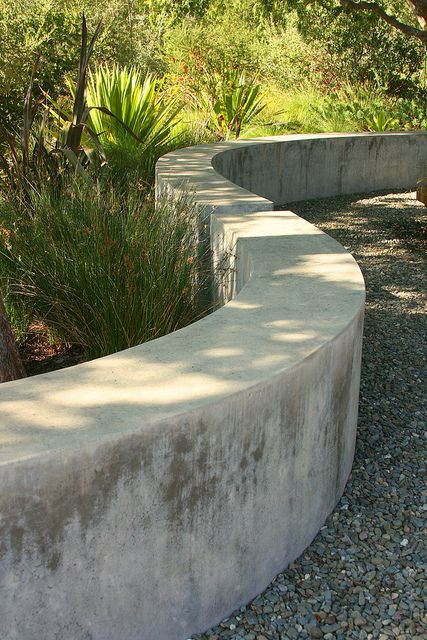 cast in place - sack finish Concrete Retaining Wall, Garden Retaining Wall, Garden Wall Designs, Concrete Retaining Walls, Concrete Bench, Areas Verdes, Walled Garden, Concrete Garden, Retaining Walls