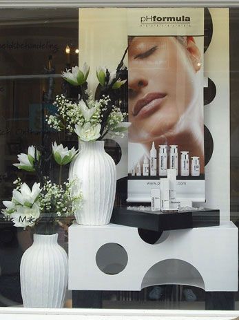 Salon Window Display, Window Poster, Rich Art, Store Window Displays, Storefront Design, Window Display Design, Beauty Salon Interior, Spa Decor, Suncare