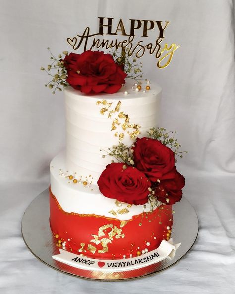 Red White Gold Cake, Red Gold Cake, Red And Gold Cake, Ruby Anniversary Cake, Red Wedding Cake, 2 Tier Wedding Cakes, Wedding Cake Cupcakes, Tiered Cakes Birthday, Events Decorations