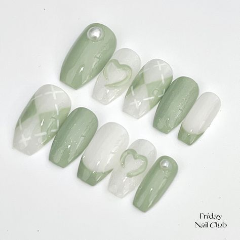 Cozy up with cute winter nails! In the season of soft blankets and warm memories, stay stylish with the Sage Sweater press-on nail set  Inspired by a comfy sweater, this nail set features argyle patterns, pearls, and cute heart decorations paired with sage green and clear white. This set is a ✨𝐬𝐡𝐨𝐫𝐭 𝐜𝐨𝐟𝐟𝐢𝐧 𝐧𝐚𝐢𝐥✨ 📦 What's in the complementary nail kit? -- Press on nail set -- 24 adhesive tabs -- Mini nail file  -- Mini nail buffer -- Manicure plastic stick -- Alcohol pads 🎀 How t Green Sage Nails, Sage Nails, Nails Plaid, Press On Nails Coffin, Sage Sweater, Nails Heart, Fake Nails Designs, Cute Simple Nails, Green Nail Designs