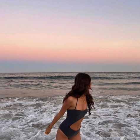 save it for later, and try it out next time you’re at the beach. watch your Instagram glow! 🌟 #beachposes #instainspo (credit: @pinterest ) Aesthetic Swimwear, Tan Brunette, Summer Brunette, Heart Bones, Summer Instagram Pictures, Brunette Aesthetic, Flora Y Fauna, Surfing Aesthetic, Beach Girl Aesthetic