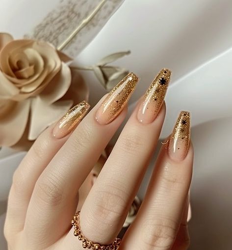 ”Stunning Gold Floral Nail Art Design 🌸✨ #NailArt#FloralNails#GoldNails#ElegantNails#NailDesign#Manicure#NailInspiration#NailGoals#BeautifulNails#NailStyle#NailTrends“ Gold Design Nails, Natural Nail Designs, Floral Nail, Floral Nail Art, Design Nails, Floral Nails, Color Dorado, Gold Floral, Perfect Nails