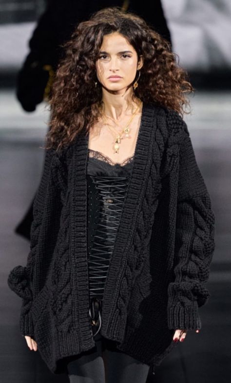 Vogue Brazil, Vogue Editorial, Vogue India, Knitwear Fashion, Vogue Russia, Dolce E Gabbana, Long Curly Hair, Fashion 2020, Mode Inspiration