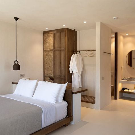 Défini par un luxe discret et subtil, le calme et la modernié, Yfes est un refuge pittoresque, façonné par ce que la nature a à offrir. Minimalist Hotel Room Design, Tiny Hotel Room, Beautiful Hotel Rooms, Resort Bed, Bali Interiors, Boutique Hotel Room, Hotel Room Interior, Airbnb Ideas, Hotel Room Design