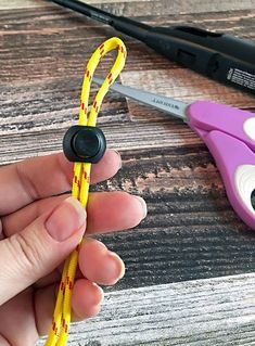 Adjustable water bottle loop allows for a variety of sizes when making a paracord water bottle holder. | Tutorial from Carla Schauer Designs Water Bottle Strap, New Job Survival Kit, Paracord Projects Diy, Paracord Bracelet Tutorial, Diy Water Bottle, Paracord Diy, Bottle Sling, Water Bottle Carrier, Paracord Keychain