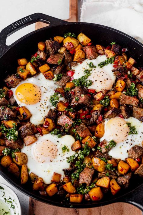 Steak and Potato Breakfast Hash Potato And Egg Breakfast, Steak Breakfast, Leftover Steak, Steak Potatoes, Potato Breakfast, Hash Recipe, Breakfast Hash, Breakfast Potatoes, Fried Eggs