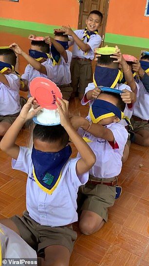 Thai schoolchildren pass plates of flour over their heads to person behind them Fun Team Building Activities, Family Party Games, Team Building Activities, Cub Scouts, Family Parties, Tutorial Diy, Easter Kids, Diy Creative, Boy Scouts