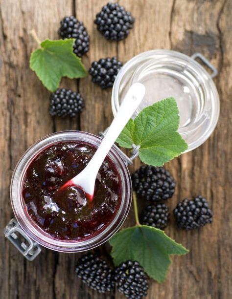 recept bramen jam maken Basil Jam, Chia Seed Jam, Jam Recipes Homemade, Blackberry Recipes, Foraged Food, Blackberry Jam, Jam And Jelly, Jelly Recipes, Vegetable Drinks