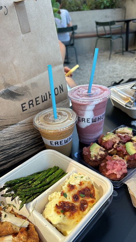 Erewhon La Aesthetic, La Lifestyle Aesthetic, Erewhon Food, Los Angeles California Aesthetic, Los Angeles Brunch, Pretty Snacks, Smoothie Lunch, Brunch Los Angeles, Cali Aesthetic